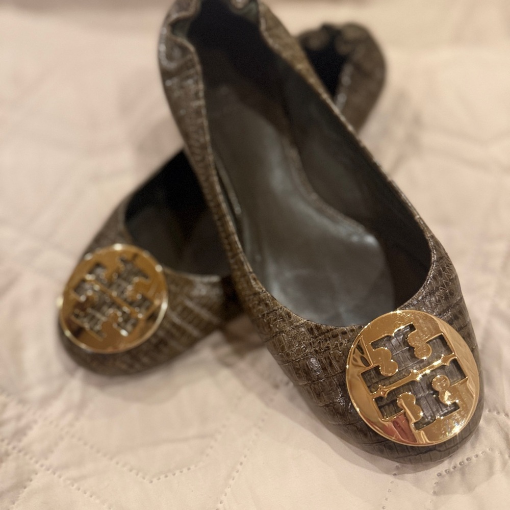 Tory Burch Brown Crocodile Claire Flats with Gold Medallion 7 NWOB